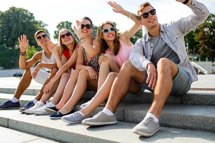 shutterstock_263648486-meet-new-friends-while-traveling